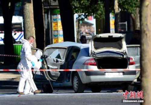 6月19日下午，一男子驾车在巴黎香榭丽舍大道上突然冲撞宪兵部队的巡逻执勤车辆。 <a target='_blank' href='http://www.chinanews.com/'>中新社</a>记者 龙剑武 摄