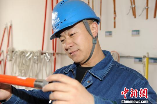 “北疆工匠”许政超:27年坚守带电一线技术革新32项