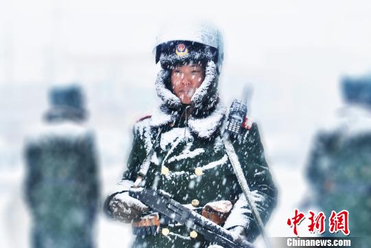 2014年6月，武警西藏总队阿里支队官兵在阿里塔尔钦镇转山活动中冒雪执勤。武警西藏总队供图