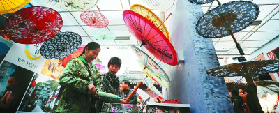 特色油纸伞工艺品展现婺源传统文化底蕴。 光明图片/视觉中国