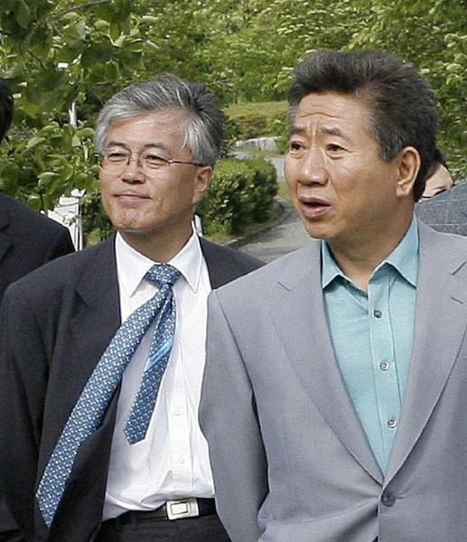 
	卢武铉（右）生前同文在寅（左）关系亲密（社交媒体截图） 
