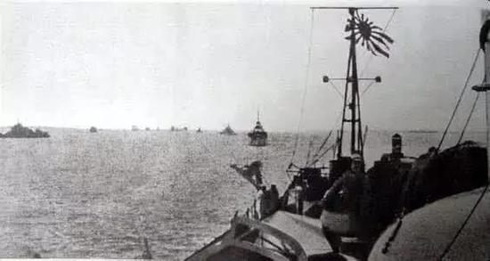 开往上海战场的日本军舰