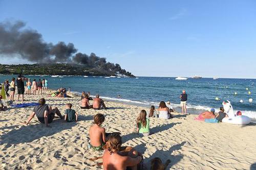法国豪华游艇突起大火 游客坐海滩淡定围观