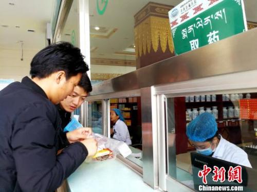 民众在青海省藏医院药房取药。　张添福 摄