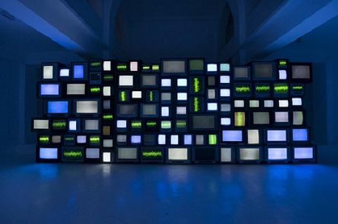 苏珊·席勒，《Channels》， 2013，有声视频装置，尺寸可变。图片由Oh Dancy拍摄。? Susan Hiller；图片由里森画廊提供