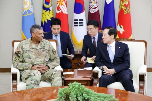 7月19日，在首尔市龙山国防部大楼，韩国国防部长官宋永武（右）与韩美联合司令官布鲁克斯交谈。（图片来源：韩联社）