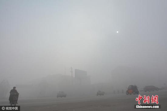 资料图：图为河北省邯郸市肥乡区城区被雾霾“封锁”。图片来源：视觉中国