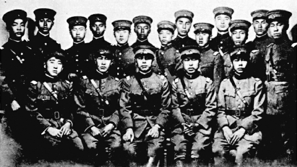1926年，法国牟拉纳航校18名中国学员留影。前排右二为高志航。