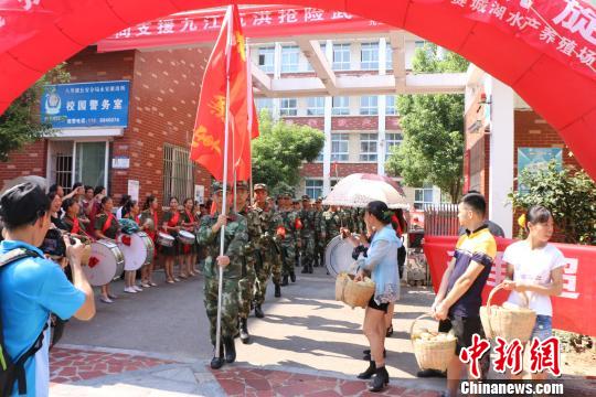 7月17日，江西九江群众夹道相送武警官兵凯旋。　钟欣 摄