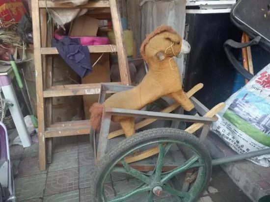 郭子萱的玩具木马，它已失去了主人。新京报记者 高敏 摄