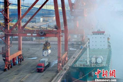 12月24日，广西防城港市北部湾港口集装箱码头上等待装运的集装箱货柜。胡雁　摄