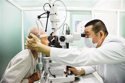 中国侨网柬埔寨眼疾患者接受检查。通讯员 洪坚鹏 摄 