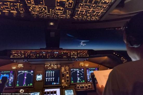 外媒：荷兰民航飞行员意外拍到中国反导测试壮观景象