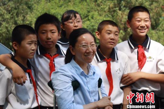 资料图。图为白茨滩小学教师张兰萍和她的学生们。　钟欣 摄