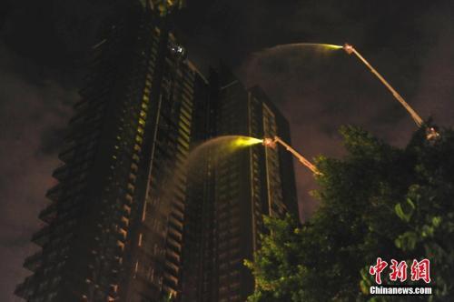资料图：2016年11月1日，深圳南山区侨香路天鹅堡对面一高层在建楼盘发生火灾。陈文 摄