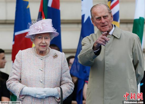 当地时间2013年10月9日，英国伦敦，英国女王伊丽莎白二世在白金汉宫启动了2014年英联邦运动会的女王秘密寄语接力活动。在未来的288天里，一根内藏女王秘密寄语的接力棒，将在70多个英联邦国家或地区内传递，总行程将达12万英里(19万3千多公里)。图为女王伊丽莎白和菲利普亲王。