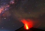 印尼锡纳朋火山喷发 血红色岩浆映红繁星夜空
