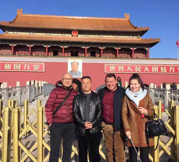 杨成全（左二）带马丽亚木古（右一）和她的哥哥（右二）到北京游玩。