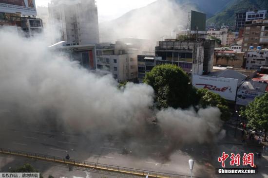 加拉加斯街头，一个警察局在冲突中被点燃，冒出浓烟。反对党联盟2015年底赢得委内瑞拉议会控制权后，该国“府院之争”日趋激烈。今年4月以来，马杜罗政府与反对派之间的冲突愈演愈烈，委国内爆发持续大规模反政府游行，已有百余人死于游行中的暴力事件。