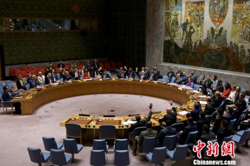 当地时间8月5日，联合国安理会在纽约联合国总部通过一项针对朝鲜实施新制裁的决议。这份由美国向安理会提交的决议草案获得安理会15个成员国一致通过。图为会议表决该决议时安理会15个成员国代表一致举手表示赞同。<a target='_blank' href='http://www.chinanews.com/'>中新社</a>记者 廖攀 摄