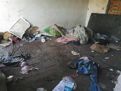 8月4日，静海大口子门村西北角的传销窝点，在一处废品回收站内，屋内环境脏乱不堪。