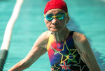 103岁老太游泳健身 曾打破吉尼斯纪录