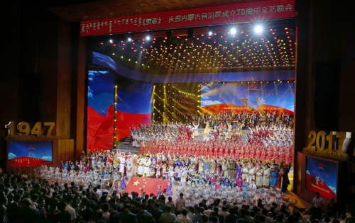 8月7日，庆祝内蒙古自治区成立70周年文艺晚会《赞歌》在内蒙古乌兰恰特大剧院举行。中共中央政治局常委、全国政协主席、中央代表团团长俞正声和各族各界干部群众等共约1300人观看演出。