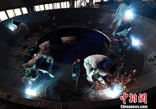 最新发布的2017年7月份中国制造业采购经理指数（PMI）为51.4%，较6月份回落0.3个百分点。中国物流信息中心专家组分析认为，总体来看，指数虽小幅回落，但连续10个月保持在51%以上，仍处在近年来的相对较高水平。图为7月18日，厦工（三明）重型机器有限公司电焊工人正在焊接盾构机盾体。<a target='_blank' href='http://www.chinanews.com/'>中新社</a>记者 张斌 摄