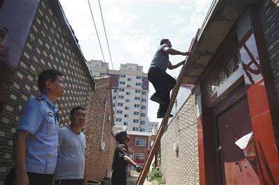 昨日，天津市静海区王家楼村。一个传销窝点大门紧闭，联合执法人员爬梯子翻墙去开门。