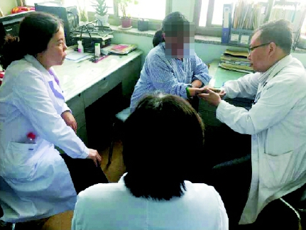 空军总医院皮肤科医生赵庆利（左一）、王瑞艳（左二）、心脏中心医生张红超（右一）为重症植物日光性皮炎患者会诊  （资料图片）