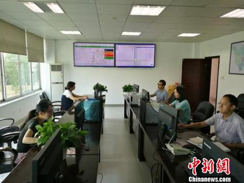四川省强震动台网中心工作人员在分析数据。　钟欣 摄