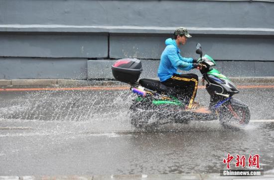 8月17日，辽宁沈阳，市民在雨中出行。<a target='_blank' href='http://www.chinanews.com/'>中新社</a>记者 于海洋 摄