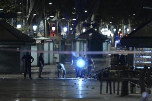 案发当晚，西班牙警方在对事发地进行地毯式搜查。(来源：法新社)