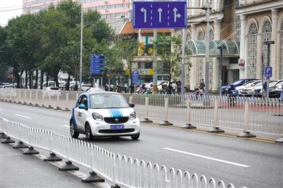 8月13日，蒲黄榆，行驶中的共享汽车。A06-A07版摄影/新京报记者 王嘉宁 沙雪良