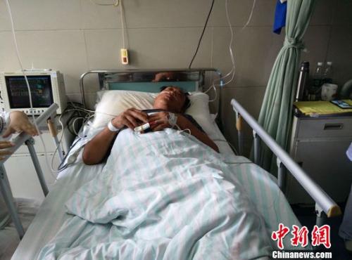 获救渔民王涛在当地医院接受治疗。于从文 摄