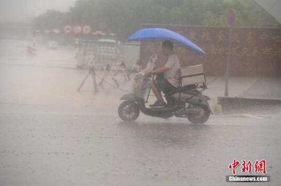 7月31日，暴雨侵袭福州，市民艰难出行。<a target='_blank' href='http://www.chinanews.com/'>中新社</a>记者 王东明 摄