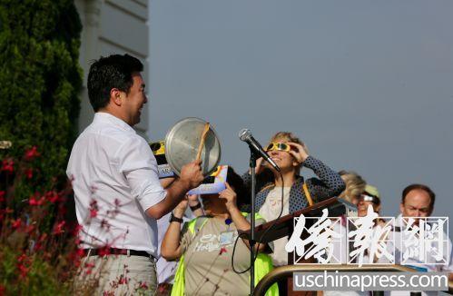 洛杉矶市议员柳大为一边敲锅盖一边讲述中国有关日食的传说。(美国《侨报》/记者邱晨 摄)