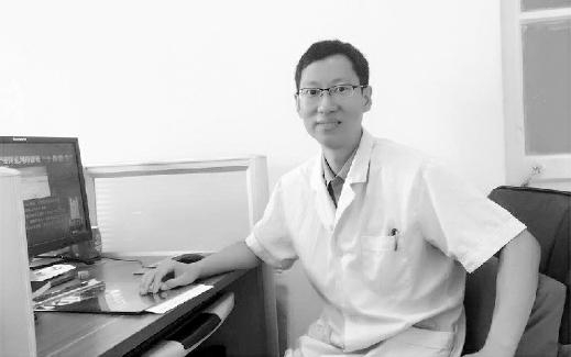 武警北京总队医院胸部肿瘤微创治疗中心副主任左占杰。