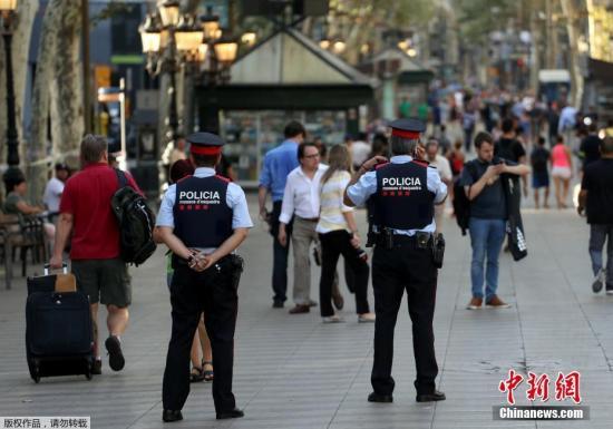 当地时间8月18日，西班牙巴塞罗那兰布拉大街，恐袭发生后警方加强巡逻安保。
