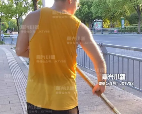 29岁同济博士暑期帮环卫工父母扫马路 网友吵炸了
