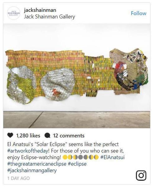 “El Anatsui的《日全食》应该是最适合在今天发布出来的作品了，想对有机会看到这件作品的你说一句：享受这次日全食吧！”。图片：Jack Shainman Gallery的Instagram