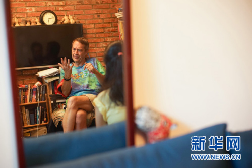 8月23日，62岁的美国大爷高天瑞(Terry crossman)的北京胡同的家中接受新华网专访。近日，因为在一段“西城大妈”的宣传视频中出镜，老高成为了新晋网红。视频中，老高通过一系列什刹海治安志愿活动获得了“西城大妈”的“红袖章”而被网友戏称为“西城‘洋’大妈”。新华网发 王钟毅摄
