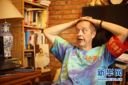 8月23日，62岁的美国大爷高天瑞(Terry crossman)的北京胡同的家中接受新华网专访。近日，因为在一段“西城大妈”的宣传视频中出镜，老高成为了新晋网红。视频中，老高通过一系列什刹海治安志愿活动获得了“西城大妈”的“红袖章”而被网友戏称为“西城‘洋’大妈”。新华网发 王钟毅摄