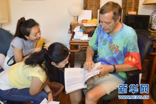 8月23日，62岁的美国大爷高天瑞(Terry crossman)的北京胡同的家中与新华网记者分享学习中文的经验。近日，因为在一段“西城大妈”的宣传视频中出镜，老高成为了新晋网红。视频中，老高通过一系列什刹海治安志愿活动获得了“西城大妈”的“红袖章”而被网友戏称为“西城‘洋’大妈”。新华网发 王钟毅摄