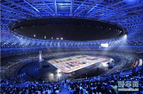 第十三届运动会开幕式在天津奥林匹克体育中心体育场进行。 图片来源：新华社