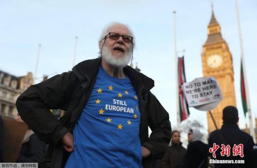 资料图：反对脱欧的民众在英国国会大厦前聚集示威。