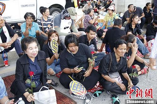 8月25日，逾千名支持者聚集在泰国最高法院外围马路高架桥下声援前总理英拉。 <a target='_blank' href='http://www.chinanews.com/'>中新社</a>记者 王国安 摄