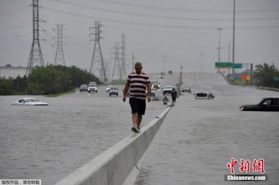 8月28日消息，大西洋风暴“哈维”经36小时对美国南部沿海地区的袭击，持续对德克萨斯州造成次生灾害。城市主要高架干道因部分路段积水过深而被封锁。目前，休斯敦市发生内涝，已致3死，数百人因洪水被困家中等待救援。