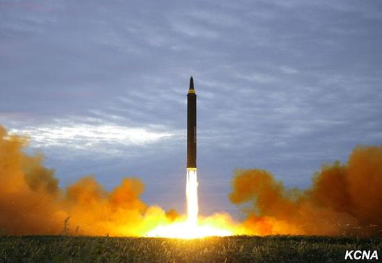 金正恩：中远程战略弹道导弹发射训练是对美韩军演的武力示威