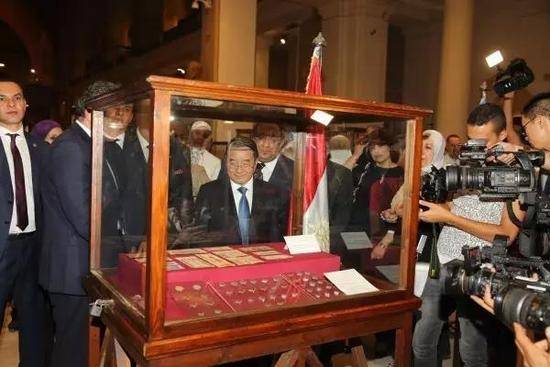 埃方办交接仪式 将10多张中国古票据移交中国使馆